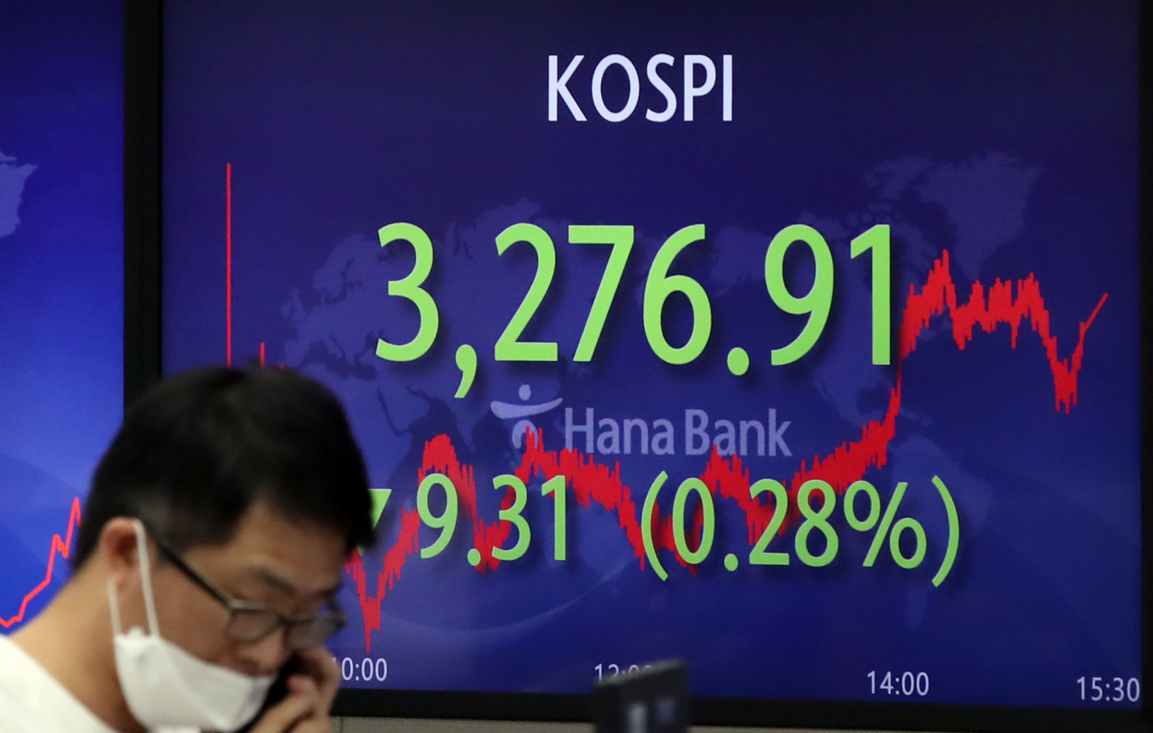 16일 코스피가 소폭 하락 마감했다. 이날 코스피는 전날보다 9.31포인트 내린 3,276.91에 장을 마쳤다. 원/달러 환율은 2.0원 내린 1,139.5원으로 마감했다. [연합]