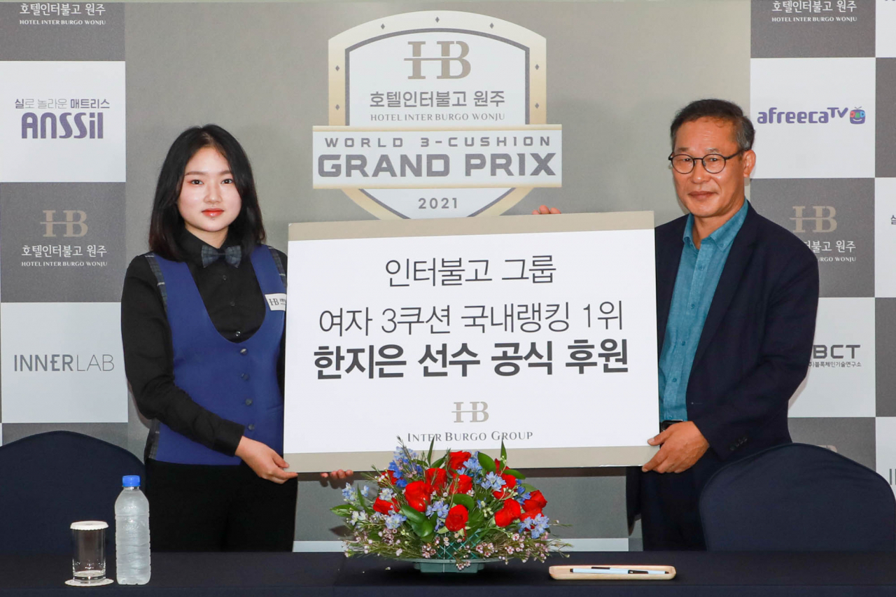 여자 3쿠션 한국랭킹 1위 한지은이 후원사 인터불고 그룹의 김삼남 회장과 후원을 알리는 패널을 맞들고 포즈를 취하고 있다. [파이브앤식스 제공]
