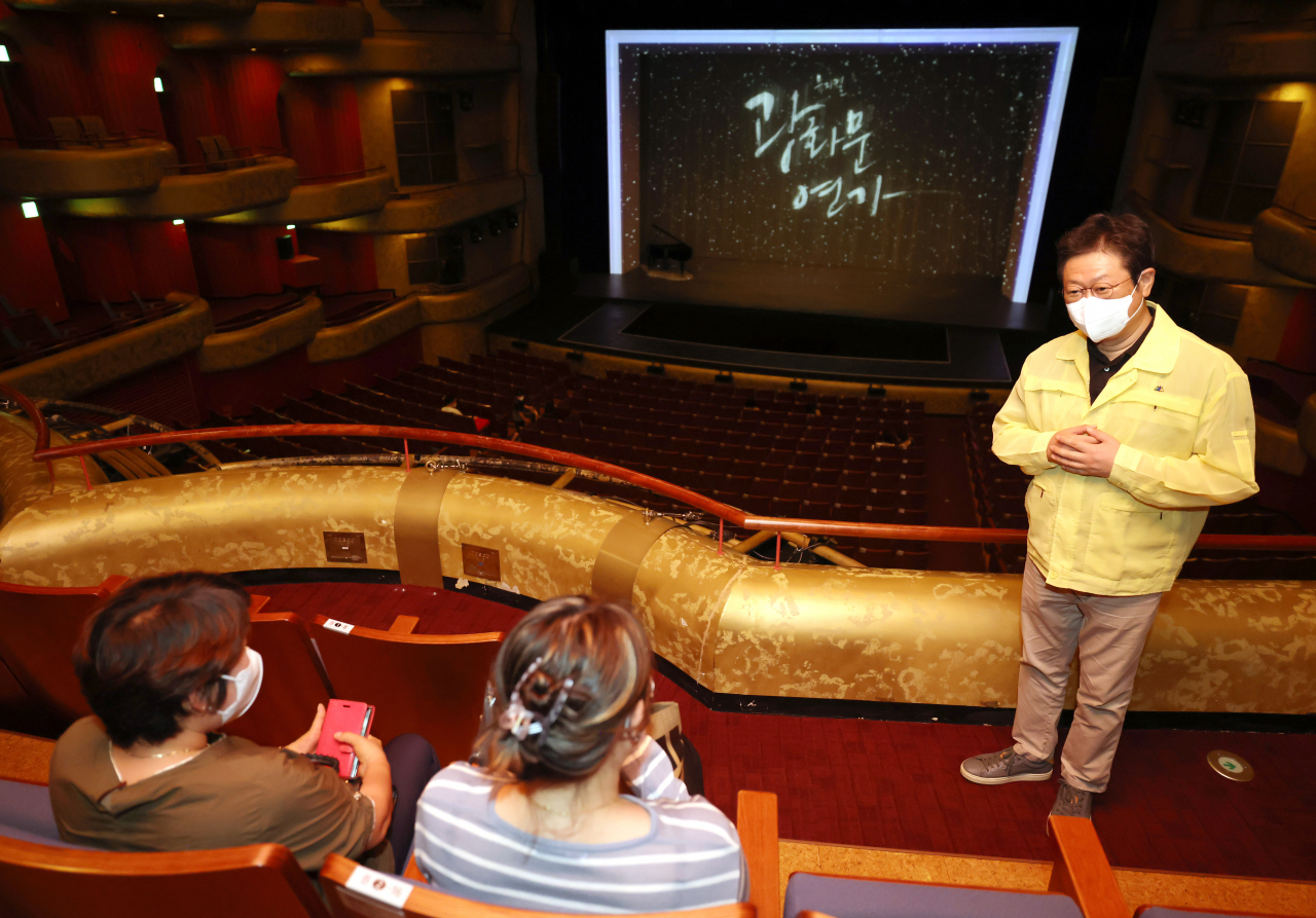 황희 문체부 장관이 서울 서초구 예술의전당을 방문, 방역 상황을 점검하고 관계자들의 이야기를 듣고 있다. [문화체육관광부 제공]