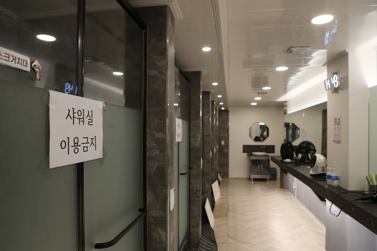 지난 13일 서울시의 한 헬스장 샤워시설에 이용 금지 안내문이 붙어 있는 모습.[연합뉴스 제공]