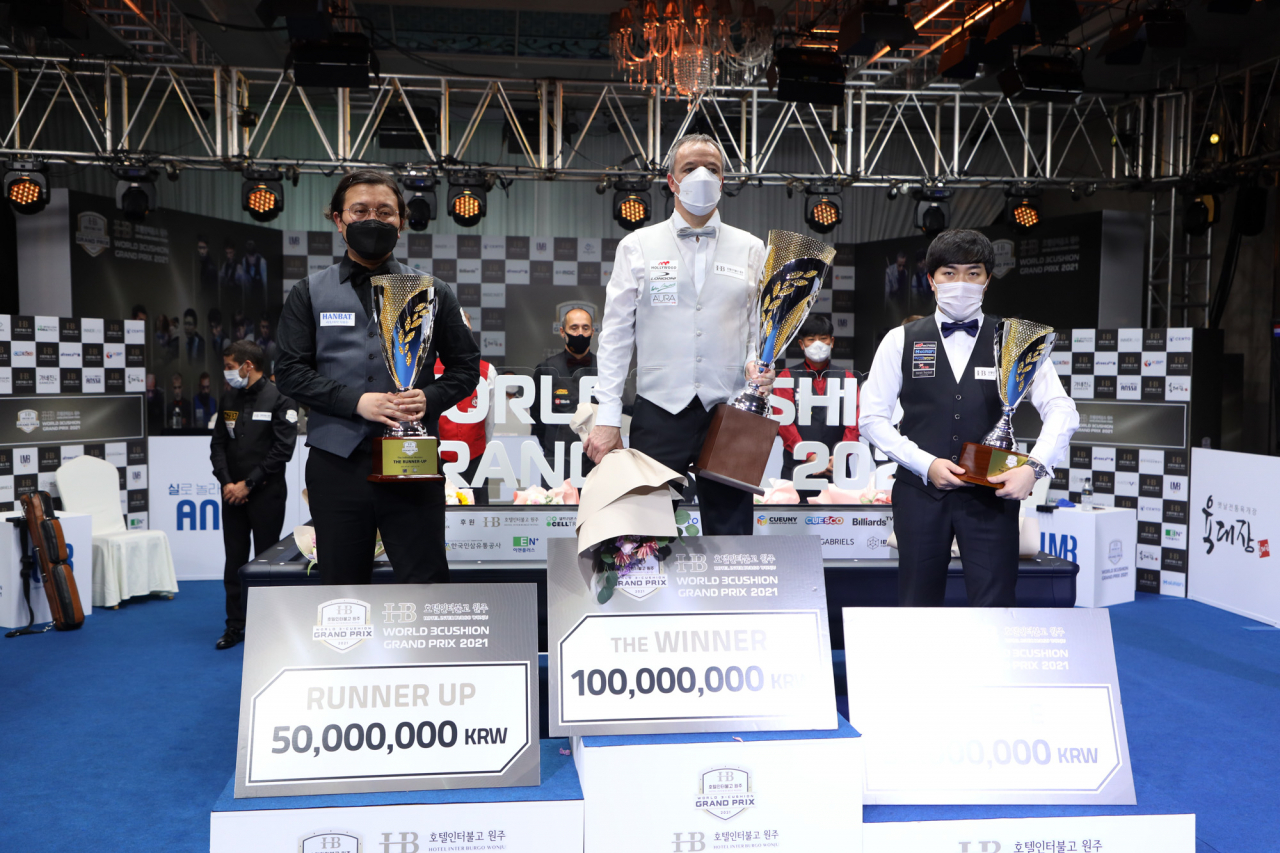 우승자 야스퍼스(가운데)와 준우승자 황봉주, 3위 김준태가 시상식 단상에 올랐다. [파이브앤식스 제공]