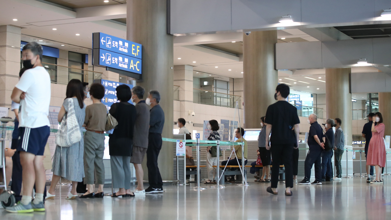 지난 2일 인천국제공항 제2터미널에서 시민들이 입국하는 지인 및 가족을 기다리고 있다. [연합뉴스 제공]