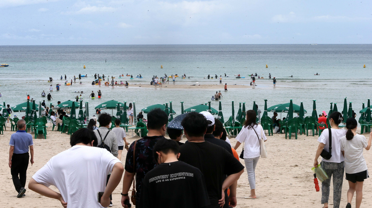 코로나19 확산세가 이어지는 18일 제주 함덕해수욕장에 많은 제주도민과 관광객들이 몰리고 있다. [연합]