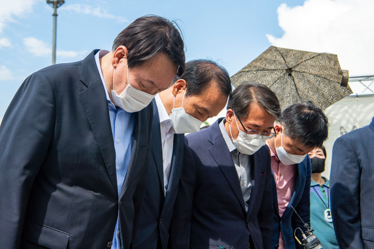 대선 출마를 선언한 윤석열 전 검찰총장(왼쪽)이 지난 17일 5·18민주화운동 역사현장인 광주 동구 옛 전남도청 별관을 찾아 항쟁 희생자를 기리고 있다. [연합뉴스 제공]