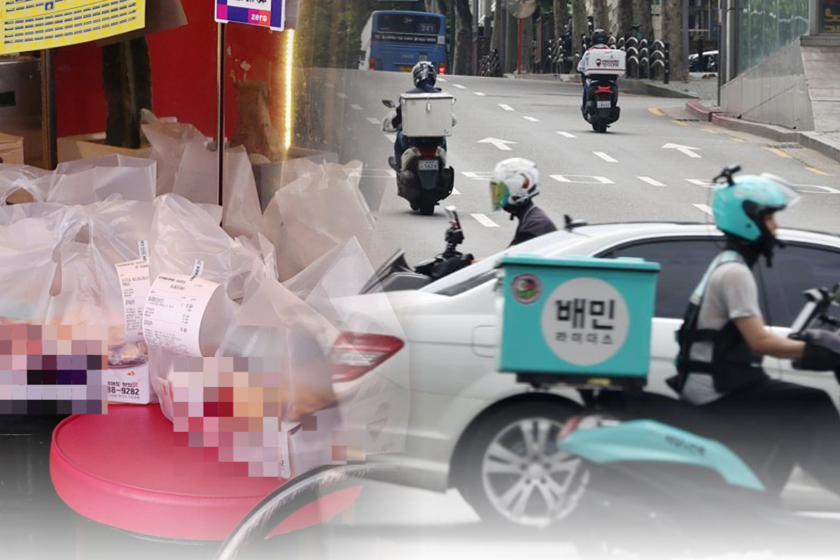 식당 홀에 포장돼 쌓여 있는 배달음식과 배달 중인 배달기사들. [인터넷 커뮤니티 갈무리·연합]