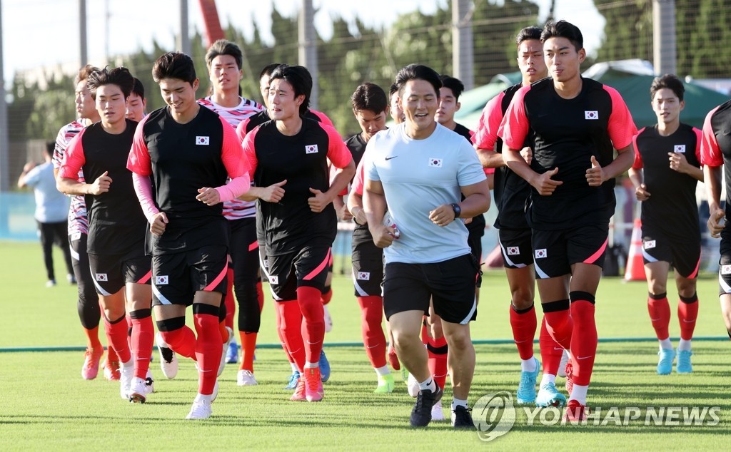 Members of the South Korean men's Olympic football team jog before the start of practice at North Seaside Multipurpose Playing Field in Kashima, Japan, on July 18, 2021. (Yonhap)