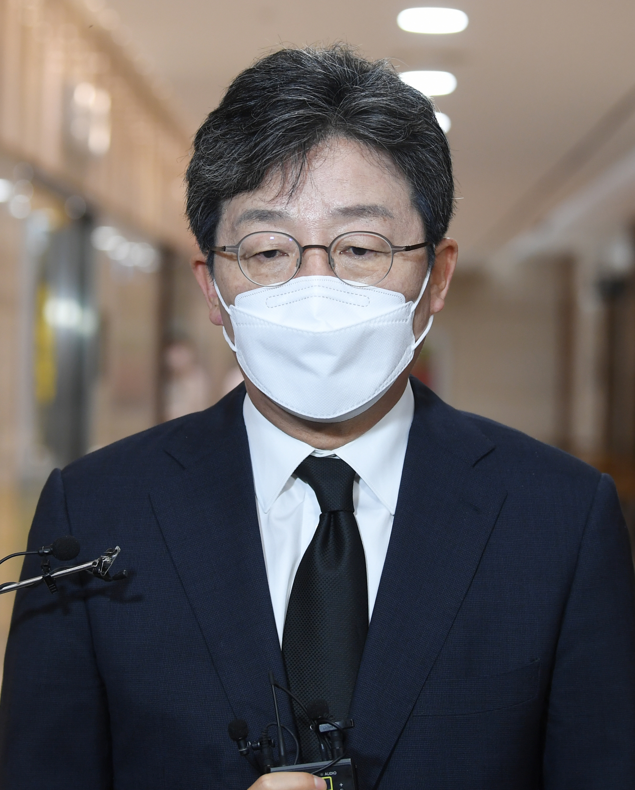 국민의힘 유승민 전 의원이 지난 9일 서울 서대문구 신촌세브란스병원 장례식장을 찾아 최재형 전 감사원장의 부친 빈소에 조문한 뒤 취재진 질문에 답하고 있다. [연합뉴스 제공]