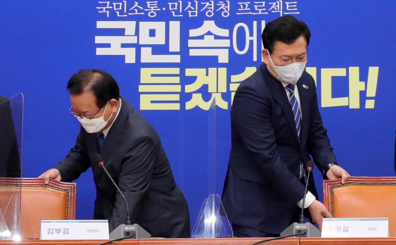 김부겸 국무총리(왼쪽)와 더불어민주당 송영길 대표가 지난 5월 28일 서울 여의도 국회에서 열린 당정청협의회에서 기념촬영 후 자리에 앉고 있다. 연합뉴스