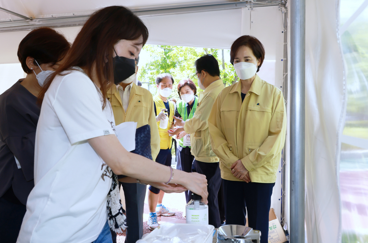 유은혜 사회부총리 겸 교육부 장관이 지난 16일 서울 강남구 예방접종센터를 찾아 학원 종사자의 백신 접종 상황을 점검하고 있다. [연합]