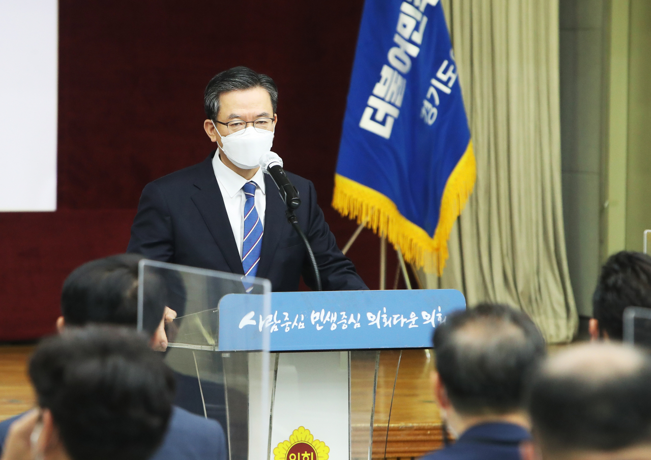 2일 오전 경기도 수원시 경기도의회에서 열린 '경기민주평화포럼 창립대회'에서 더불어민주당 정성호 의원이 축사하고 있다. 연합뉴스