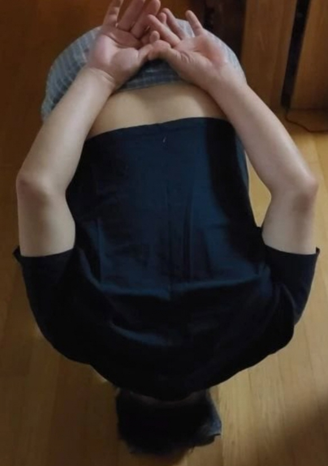 부산의 한 대학 교수가 조국 전 법무장관을 응원하기 위해 원산폭격(머리를 땅에 박는 가혹행위) 자세를 취하고 있다. [페이스북 캡처]