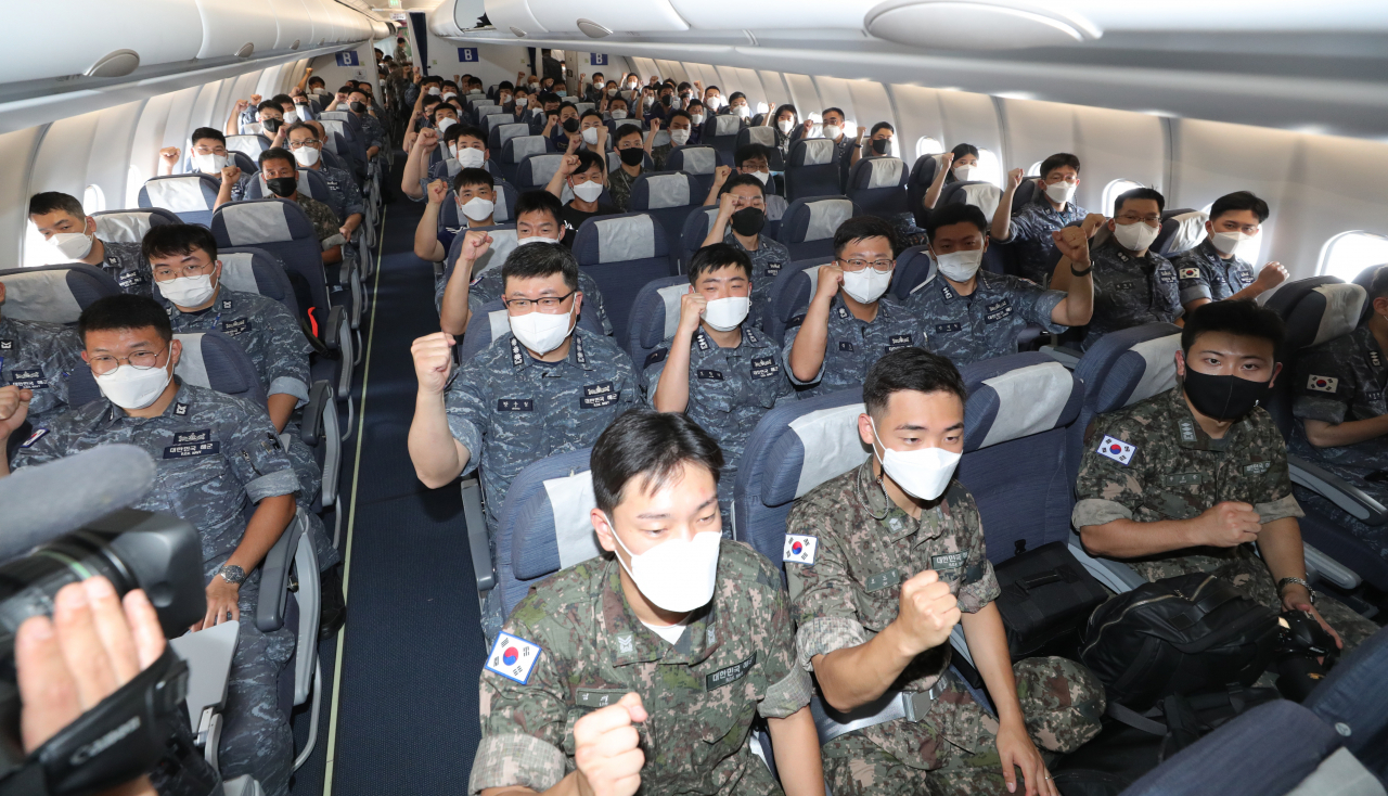 18일 공군5공중기동비행단 주기장에 주기돼 있는 공군 다목적 공중 급유수송기 ‘시그너스(KC-330)’에 청해부대 34진과 대체인력이 사용할 의무 및 각종 물자를 적재 완료한 후 장병들이 기내에서 파이팅을 하며 안전 후송을 다짐하고 있다. 국방부는 ‘청해부대 34진’ 전원의 안전 후송을 위해 작전명을 ‘오아시스 작전’이라 명명하고 이날 다목적 공중 급유수송기 2대를 해당 지역으로 급파했다. [국방부 제공]