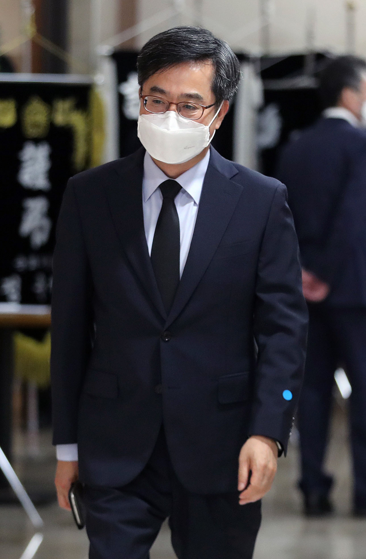 김동연 전 경제부총리가 지난 8일 오전 서울 서대문구 신촌세브란스병원 장례식장에 마련된 최재형 전 감사원장의 부친 최영섭 퇴역 대령 빈소 조문을 마치고 빈소를 나서고 있다. [이상섭 기자/babtong@heraldcorp.com]