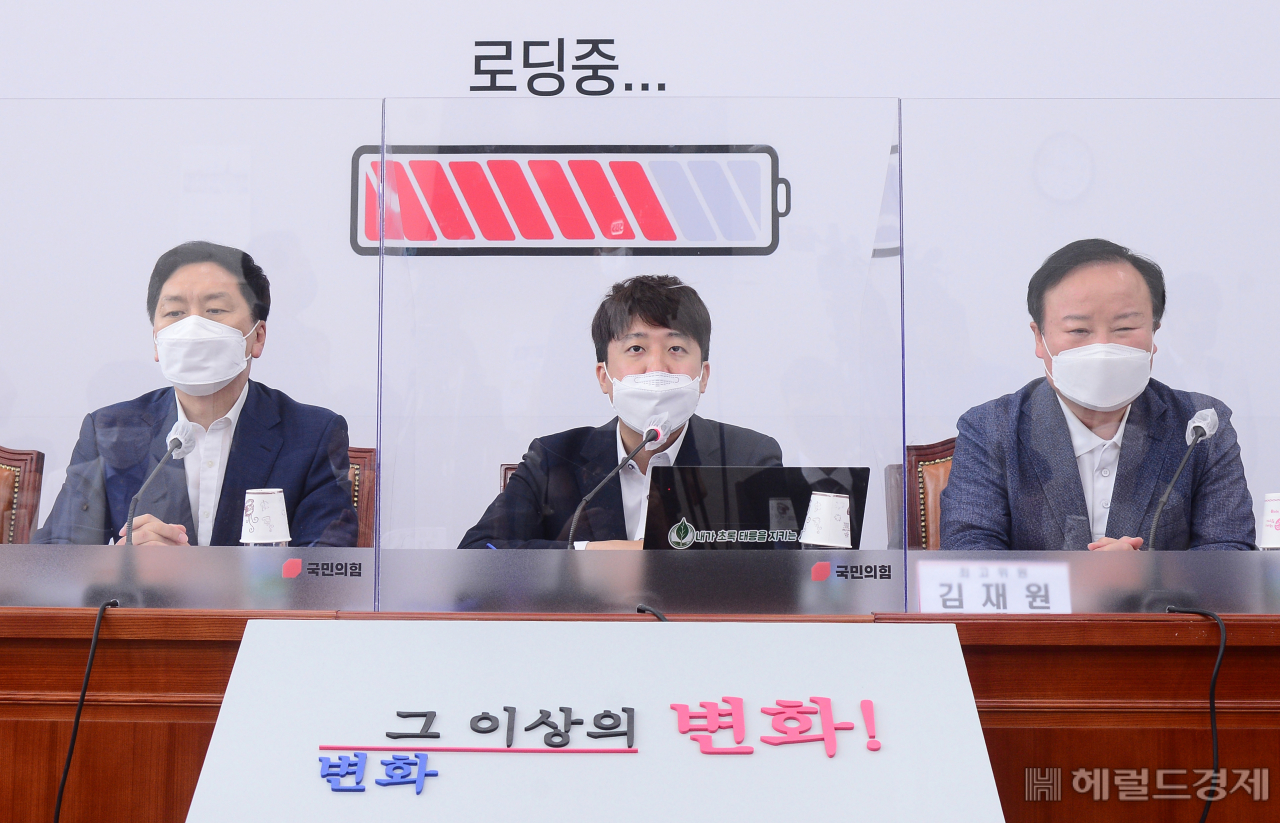 [헤럴드경제=이상섭 기자] 이준석 국민의힘 대표가 19일 오전 서울 여의도 국회에서 열린 최고위원회의에서 발언하고 있다.