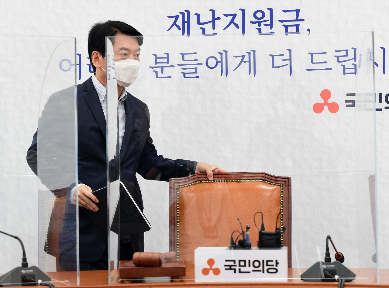 안철수 국민의당 대표가 19일 국회에서 열린 최고위원회의에 입장하고 있다. [이상섭 기자/babtong@heraldcorp.com]