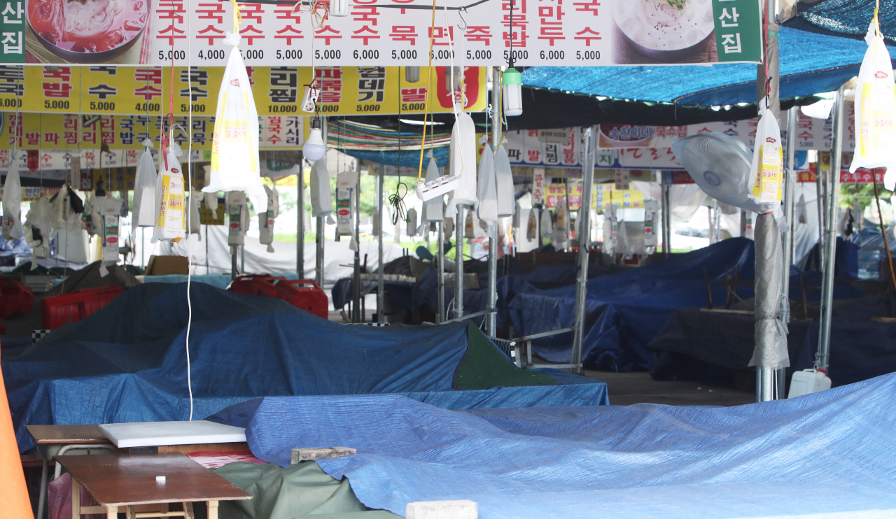 코로나19 4차 재확산이 시작되면서 소상공인이 겪는 어려움도 가중되고 있다. 특히 식당·유흥주점 등 대면서비스업종은 직접적 타격이 불가피하다. 줄폐업 현상이 나타날 가능성도 점쳐진다.이자유예·만기연장 대출로 버틴 소상공인들에게 상환시기가 다가오고 있기 때문이다. 금융·부동산과 같이 코로나로 인해 수혜를 받은 업종과의 양극화 현상은 더 심해질 것으로 분석된다. 사진은 지난 15일 코로나19 확산을 막기 위해 휴장한 경기도 성남시 모란민속5일장 [연합]