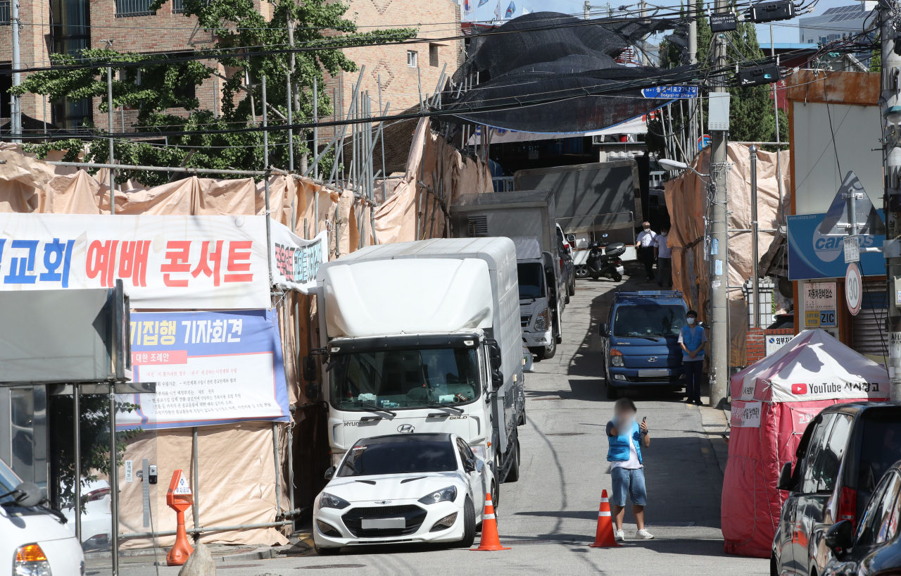 수도권 사회적 거리두기 4단계 조치로 주말 정규 종교활동이 모두 비대면으로 운영된 18일 오전 서울 성북구 사랑제일교회 입구에 '예배 콘서트' 현수막이 걸려있다. 사랑제일교회는 이날 오전 7시께부터 두시간 간격으로 총 3차례에 걸쳐 대면 예배를 진행했다. 연합뉴스