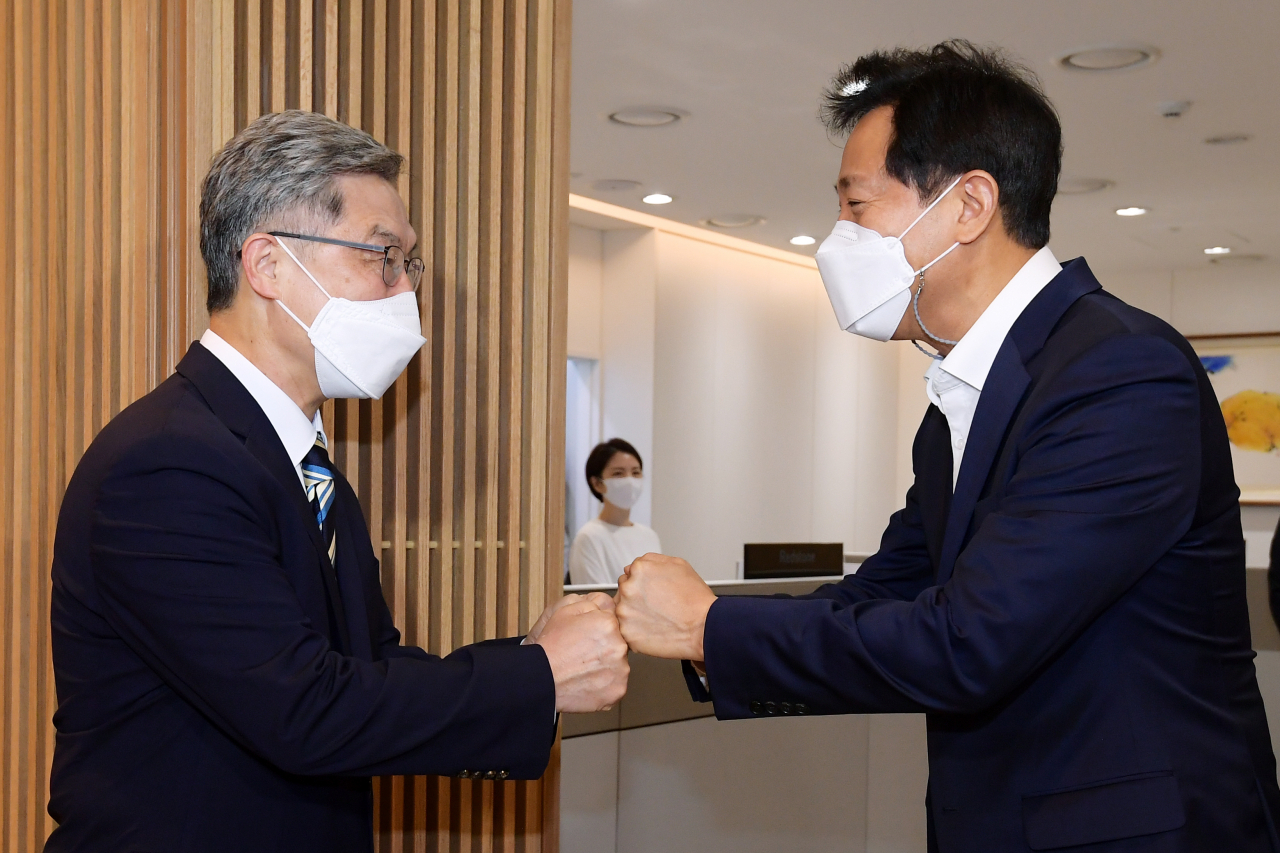 국민의힘 대권 주자인 최재형 전 감사원장(왼쪽)이 19일 오전 서울 중구 서울 시청을 방문, 오세훈 서울시장과 인사하고 있다. [연합]