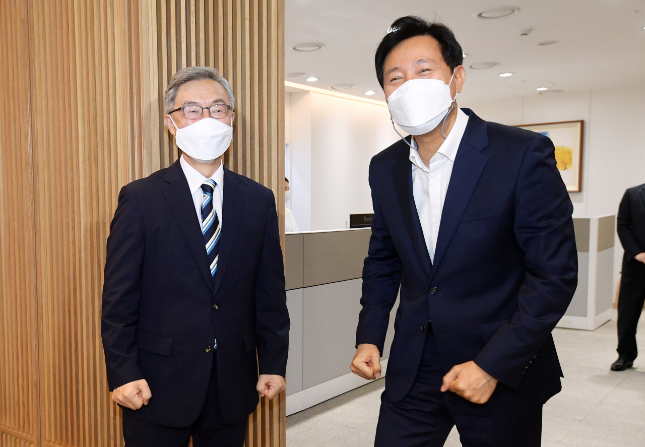 국민의힘 대권 주자인 최재형 전 감사원장이 19일 오전 서울 중구 서울시청을 방문, 오세훈 서울시장과 대화하기 위해 집무실로 이동하고 있다. [연합]