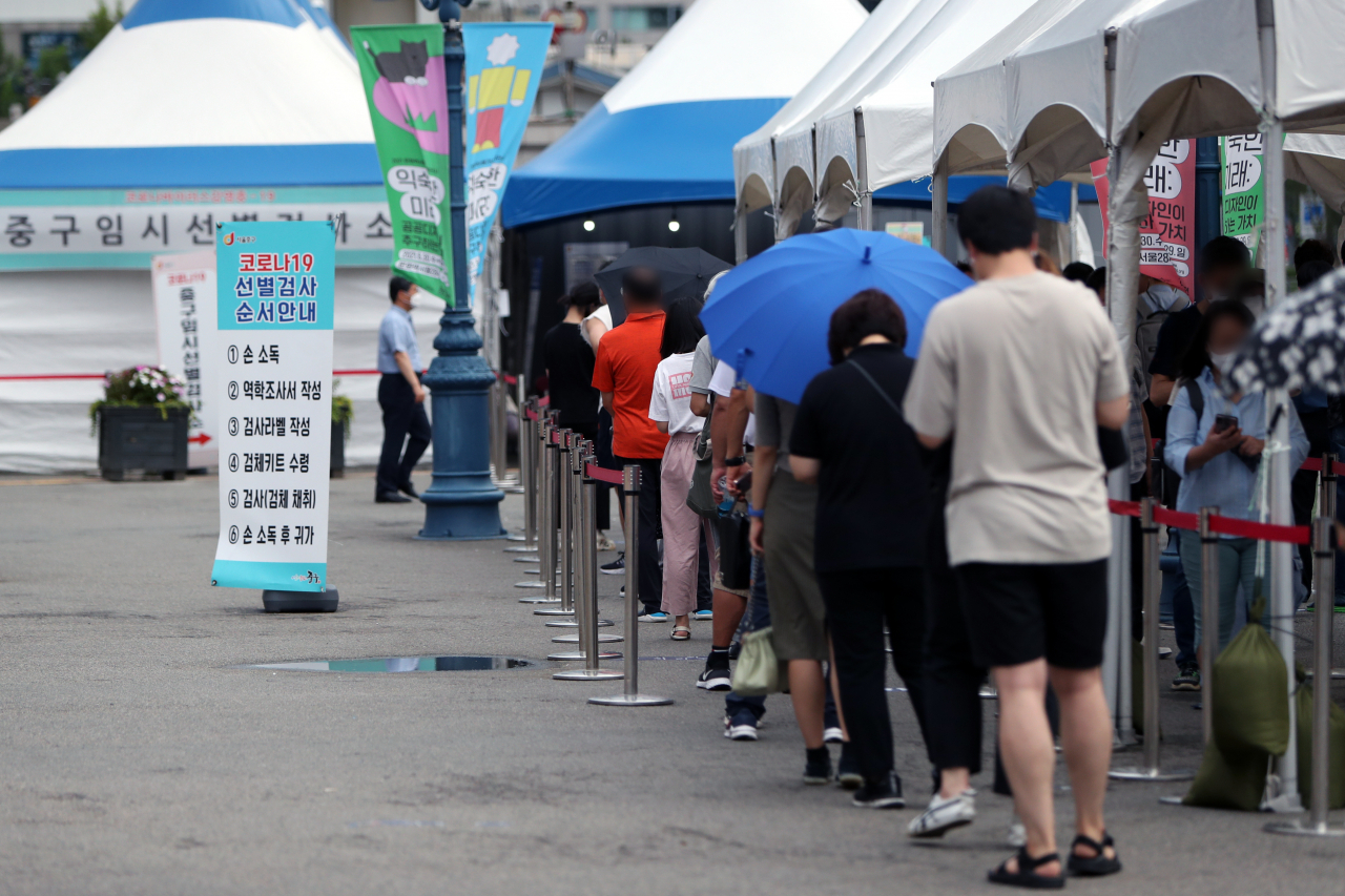 19일 오전 서울 중구 서울역 광장에 마련된 신종 코로나바이러스 감염증(코로나19) 임시 선별진료소에서 시민들이 진단검사 순서를 기다리고 있다. 중앙방역대책본부는 이날 0시 기준으로 신규 확진자가 1천252명 늘었다고 밝혔다. 일요일에 발생한 확진자(월요일 0시) 기준으로는 가장 많은 수치다. [연합]