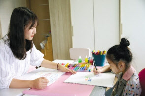 자란다 방문교사가 일대일로 미술수업을 진행하는 모습. 코로나19 재확산 이후 에듀테크 서비스로 교육, 돌봄 공백을 메우려는 이들이 많아졌다. [자란다 제공]