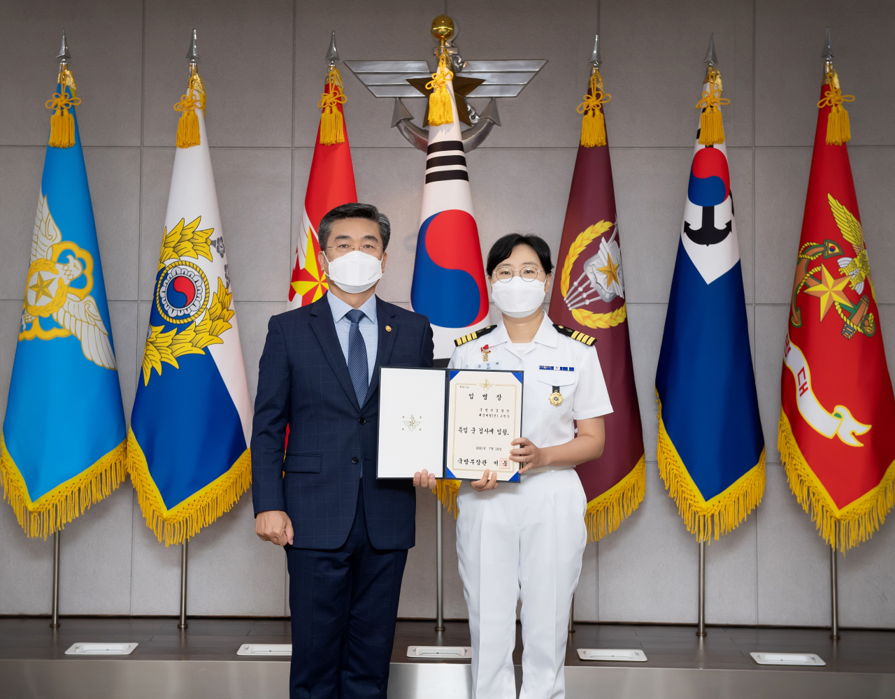 서욱 국방부 장관 19일 고민숙 해군대령을 '공군 성폭력 피해 부사관 사망사건' 관련 특임군검사로 임명했다. 사진은 이날 고민숙 특임군검사(오른쪽)에게 임명장 수여한 서욱 장관. [국방부]