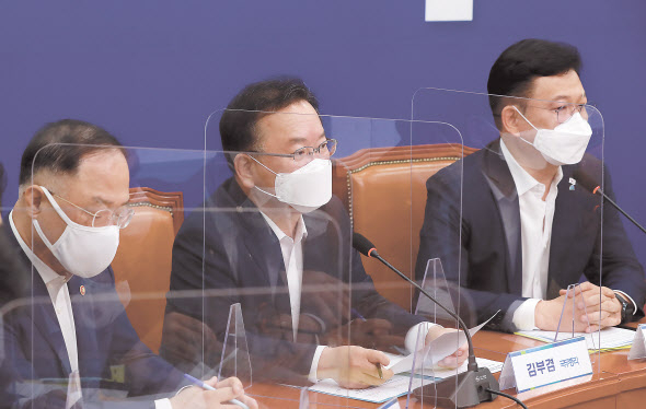 더불어민주당과 정부는 19일 오전 국회에서 고위 당정협의회를 열고 소상공인 피해지원 규모 확대에 의견을 같이하고, 피해 지원을 위한 희망회복자금을 다음달 17일부터 신속히 지급하기로 했다. 김부겸(가운데) 국무총리가 발언을 하고 있다. 이상섭 기자