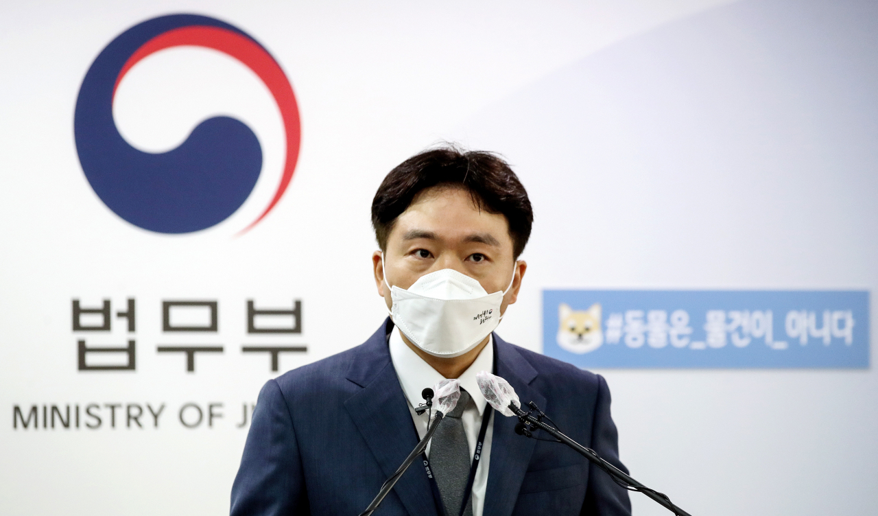 정재민 법무부 법무심의관이 19일 정부과천청사 법무부 브리핑실에서 "동물은 물건이 아니다"라는 조항을 신설한 민법 개정안 입법 예고 브리핑을 하고 있다.[연합]