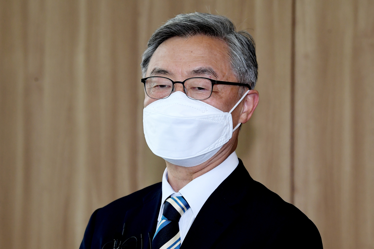 국민의힘 유력 대권 주자인 최재형 전 감사원장이 19일 오전 서울 중구 서울시청에 서 오세훈 서울시장을 예방한 뒤 취재진의 질문에 답하고 있다. [헤럴드경제=이상섭 기자]