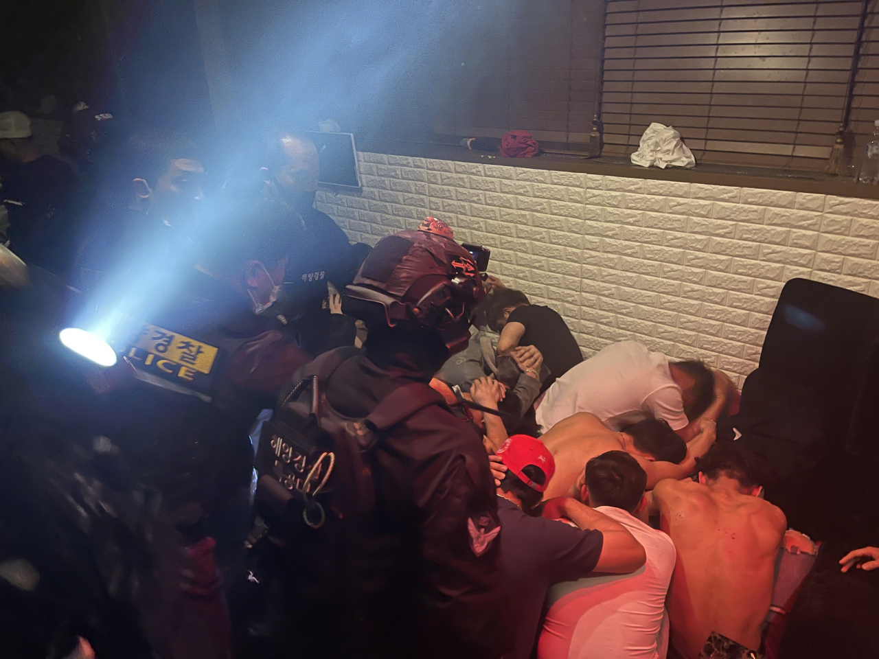 국내 유흥업소에서 집단으로 마약을 투약한 외국인 선원들이 해양경찰청에 적발된 모습. [해양경찰청 제공]