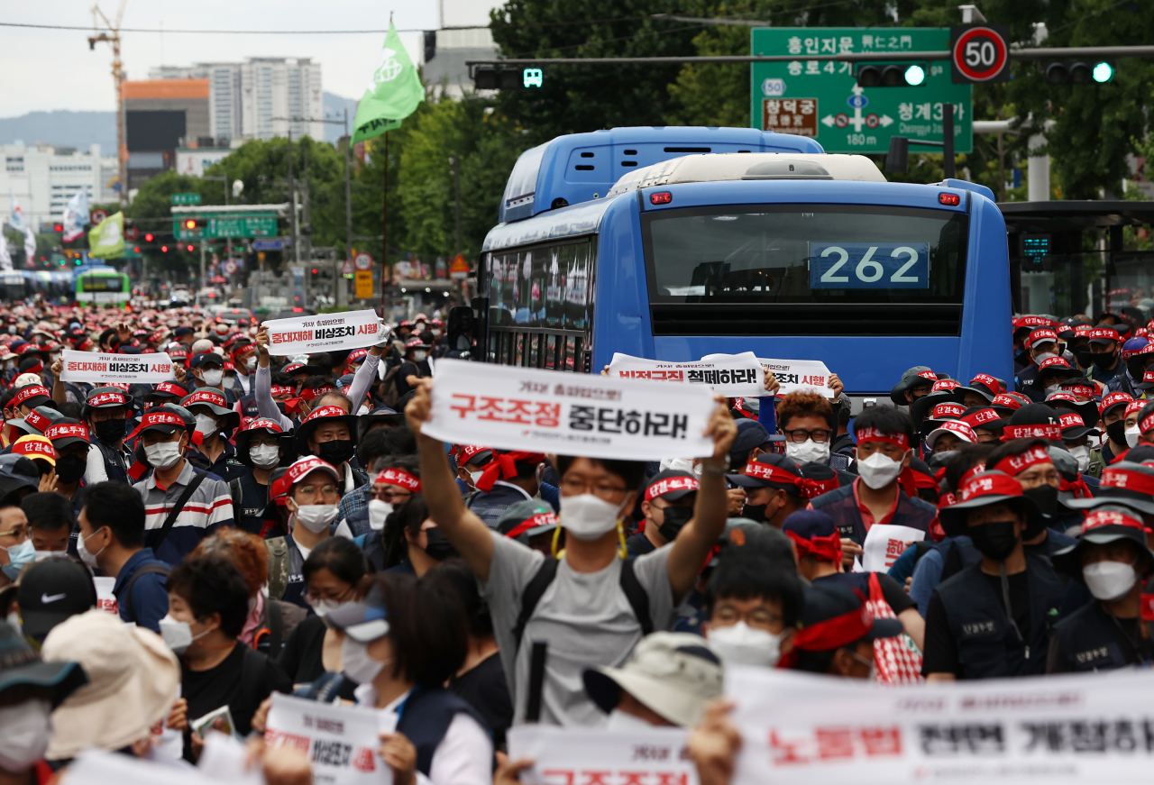 3일 오후 종로3가에서 민주노총 조합원들이 노동법 전면 개정 등을 요구하며 도로를 점거한 채 전국노동자대회를 열고 있다. [연합]