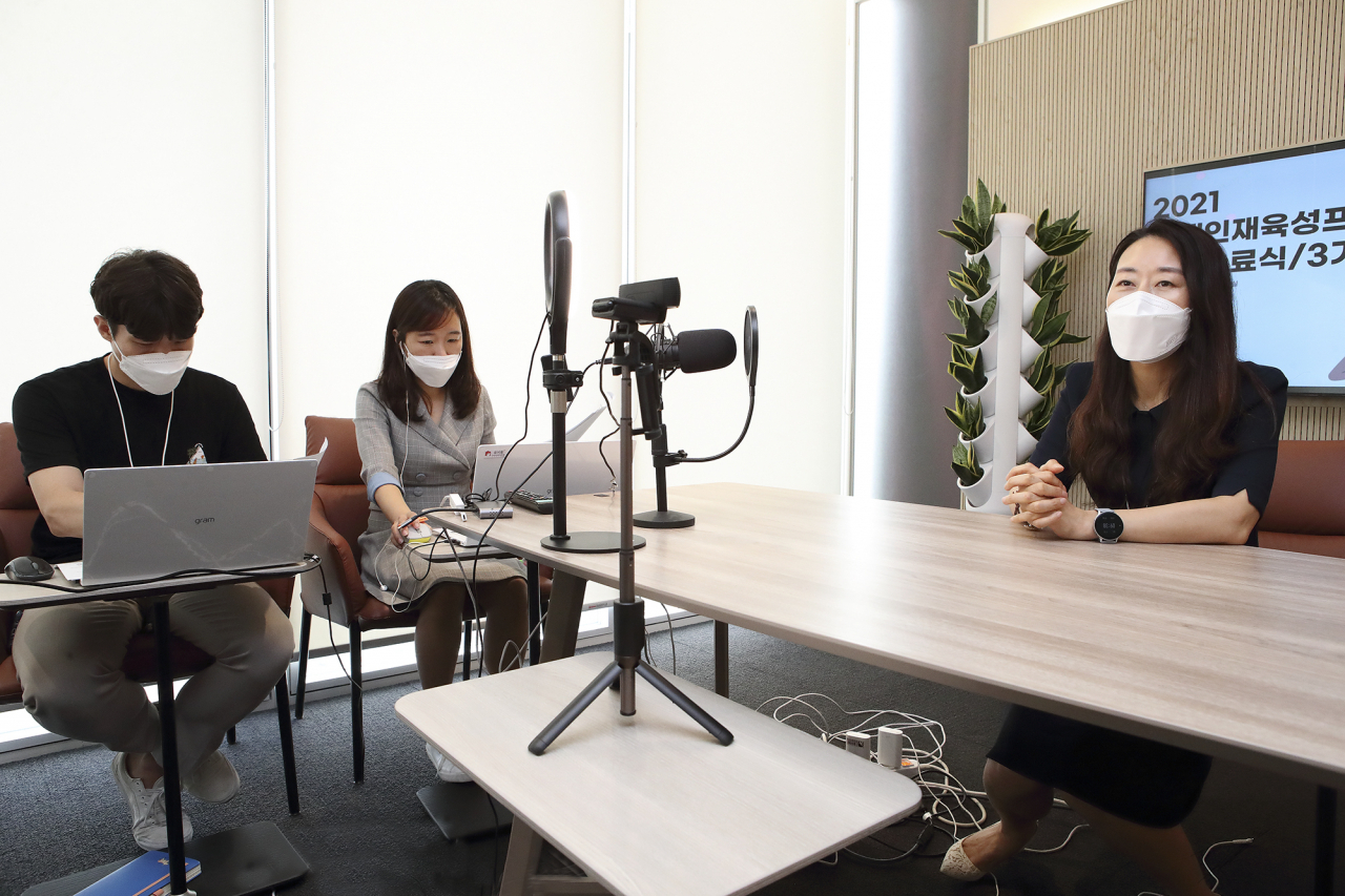 진영심 KT 그룹인재개발실장(상무)가 온택트 간담회로 진행된 3기 입교식에서 2기 수료생들의 성과를 공유하고 새롭게 과정에 참여할 3기를 응원하고 있다. [KT 제공]
