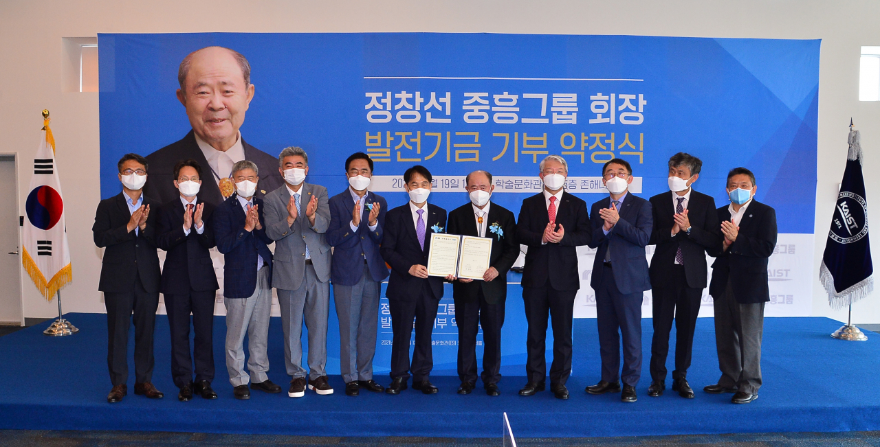 19일 대전 KAIST 학술문화관에서 열린 발전기금 약정식에서 정창선(가운데) 중흥그룹 회장, 이광형(가운데) KAIST 총장 등 참석자들이 기념촬영을 하고 있다.[대전=박해묵 기자]