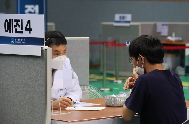 고3 학생들에 대한 화이자 백신 접종이 이뤄지는 광주 빛고을 체육관[광주시 교육청 제공]