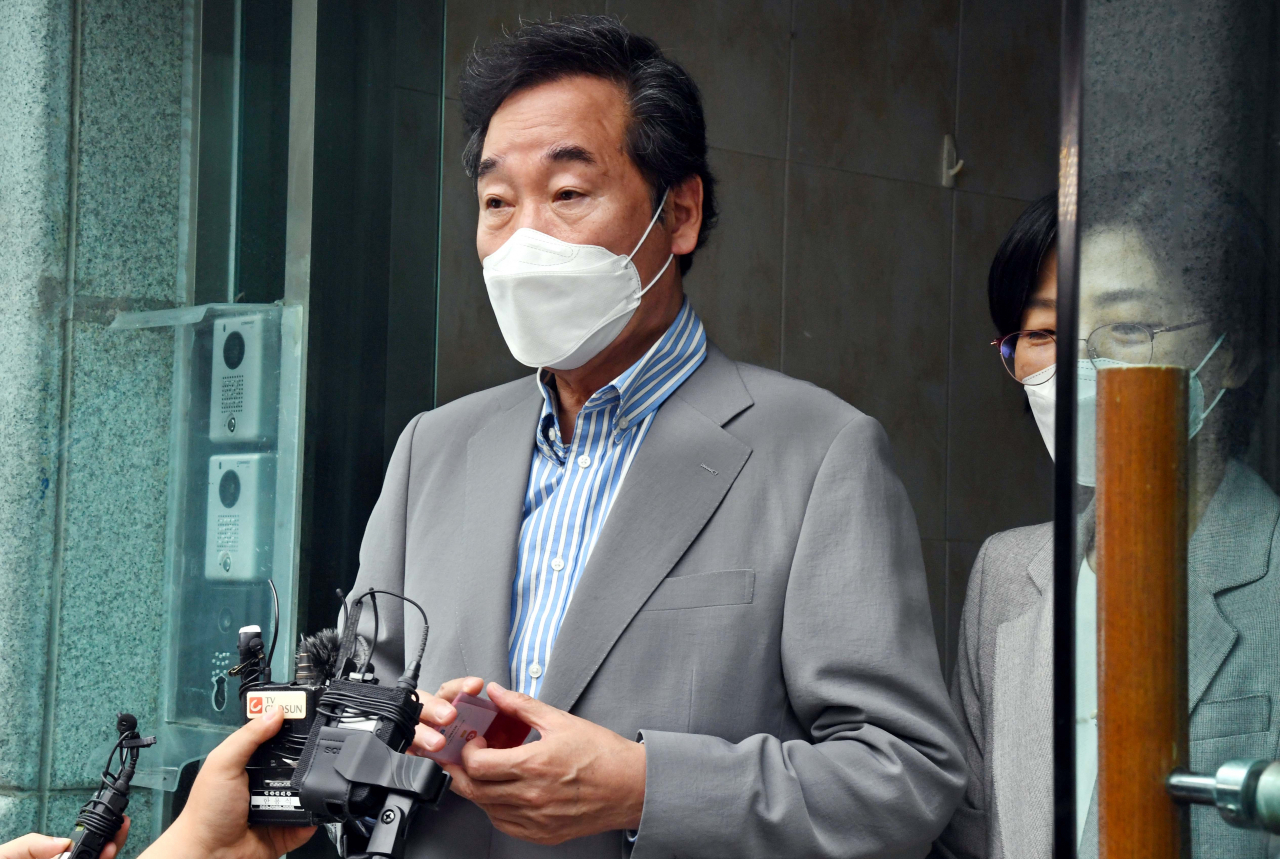 더불어민주당 대권주자인 이낙연 전 대표가 19일 서울 마포구 소재 영상 탐지 기술 스타트업 에스프레스토에서 열린 딥페이크 피해 근절을 위한 대담회가 끝난 뒤 기자들의 질문에 답하고 있다. [연합]