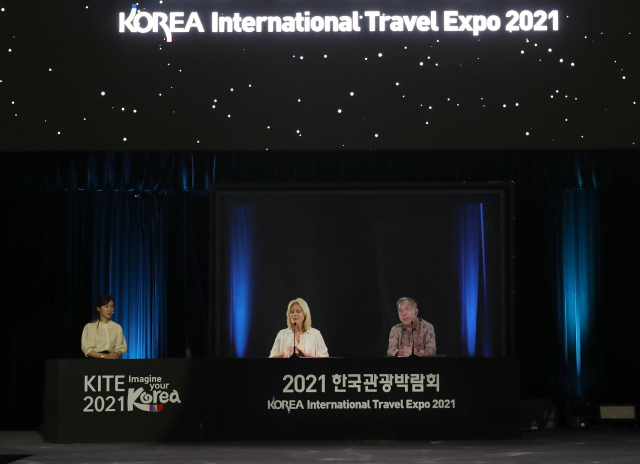 마치 현장에 있는 듯한 첨단미팅테크놀로지 홀로그램 회의는 최근 한국관광박람회때 구현됐다.
