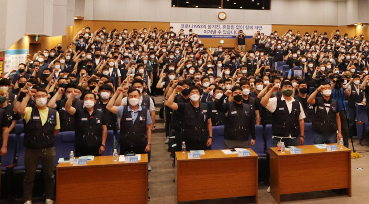 현대차 노조가 지난 5일 울산 북구 현대차 문화회관에서 올해 임단협 관련 쟁의발생 결의를 위반 임시 대의원대회를 열고 있다. [연합]