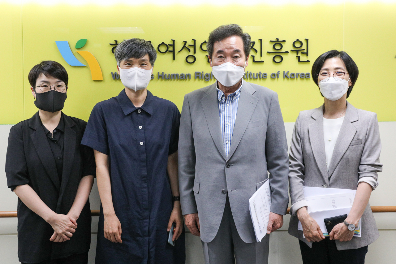 더불어민주당 이낙연 대선 예비후보가 19일 서울 중구 디지털 성범죄 피해자 지원센터에서 열린 간담회에 앞서 박성혜 디지털 성범죄피해자지원센터 팀장(왼쪽부터), 박봉정숙 한국여성인권진흥원장과 기념촬영을 하고 있다. 연합뉴스