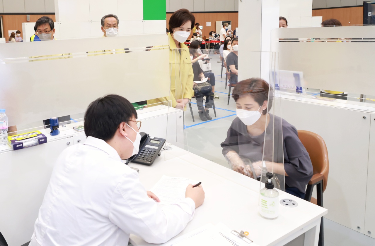 Minister of Education Yoo Eun-hae visits a vaccination clinic in Gangnam, southern Seoul, on Friday. (Yonhap)