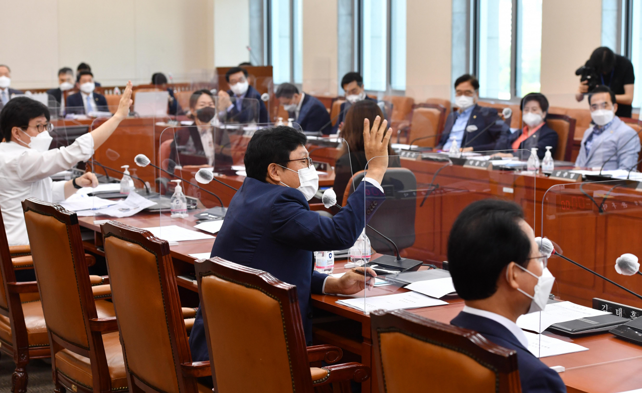 지난 16일 국회 기획재정위원회는 홍남기 부총리 등이 참석한 가운데 전체회의를 열었다. [연합]
