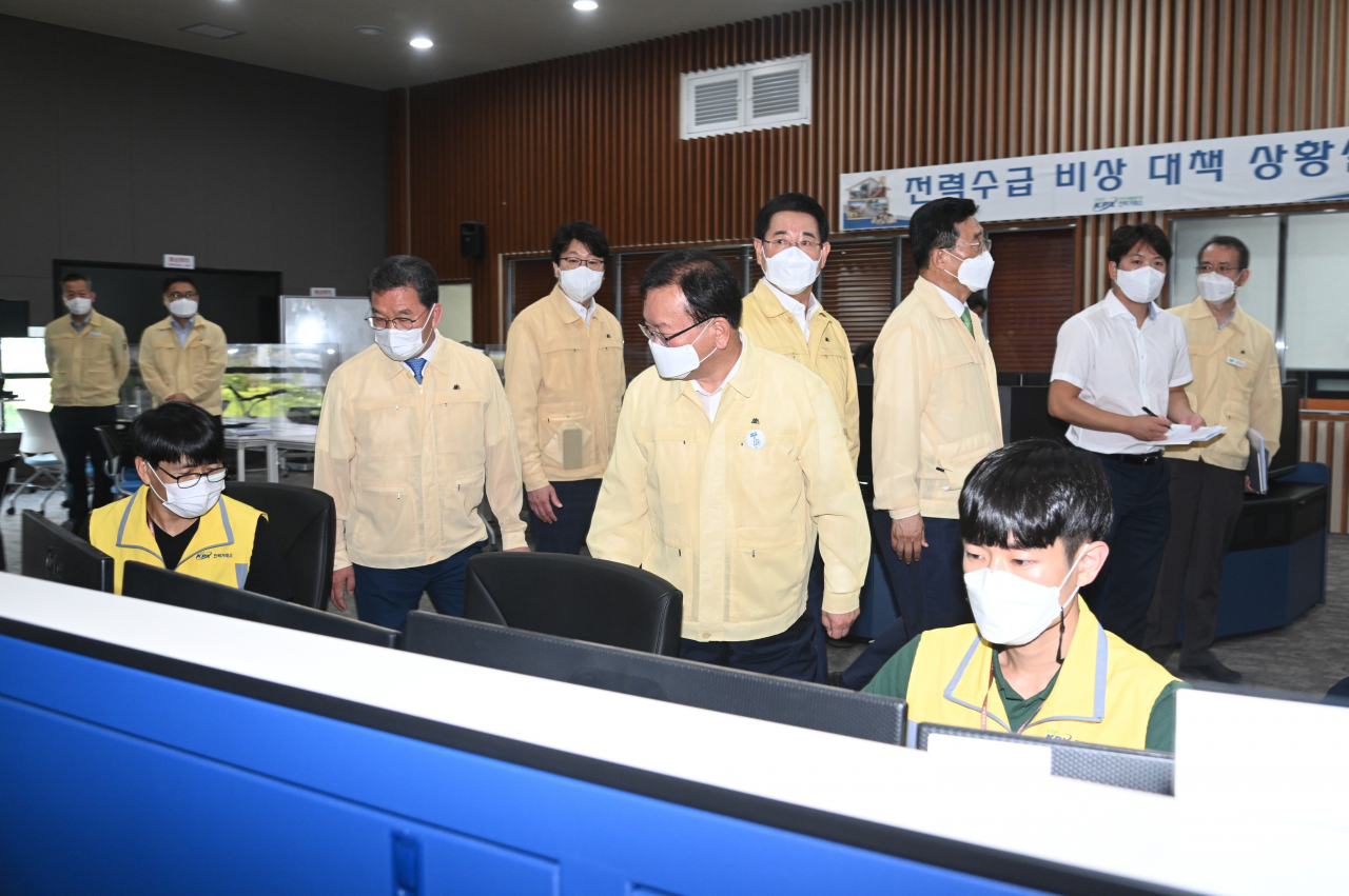 김부겸 국무총리(앞쪽 가운데)가 19일 여름철 전력수급 등을 점검하기 위해 나주 전력거래소 방문해 직원들을 격려하고 있다. [연합]
