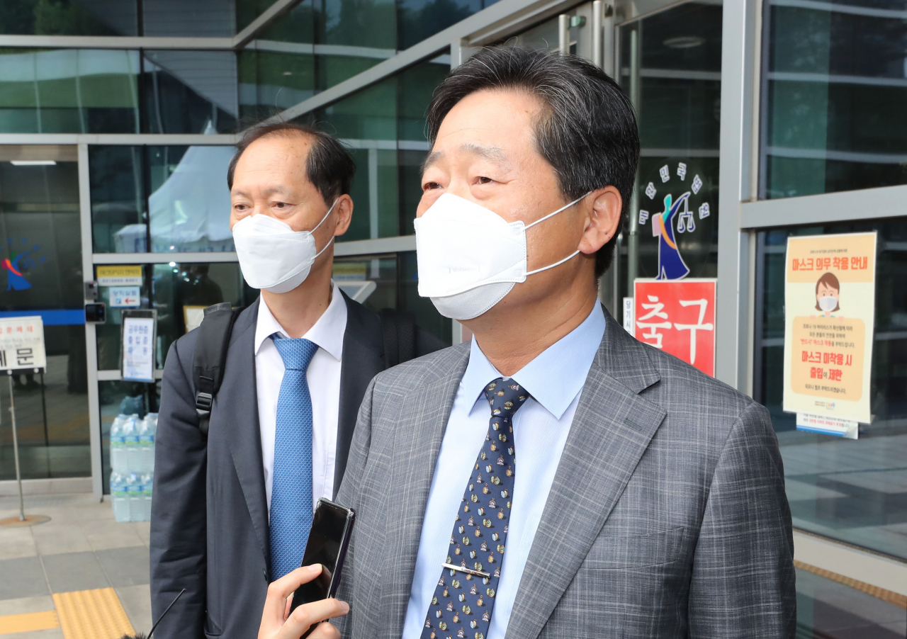 윤석열 전 검찰총장이 법무부 장관을 상대로 제기한 징계처분 취소 청구 소송의 첫 정식 변론 기일인 19일 오후 윤 전 총장 측 이석웅 변호사(오른쪽)와 이완규 변호사가 서울 서초구 서울행정법원으로 들어서며 취재진의 질문에 답하고 있다. [연합]