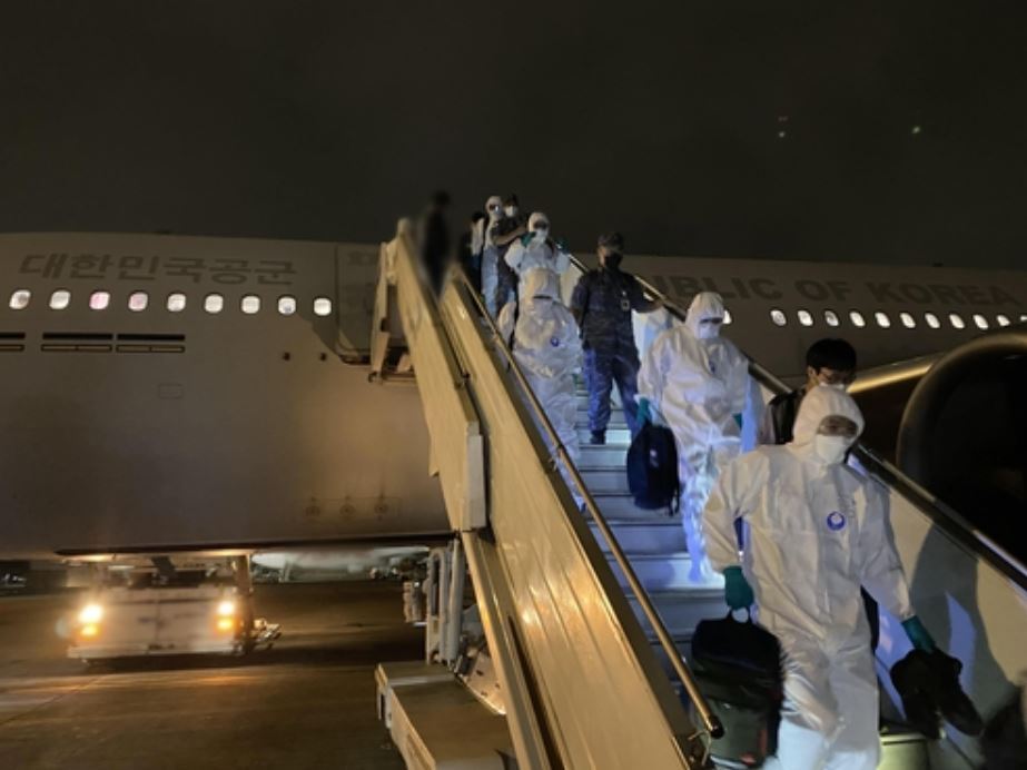 This photo provided by the defense ministry on Monday shows service members leaving an aerial tanker upon arrival in Africa to carry out the mission of bringing home crewmembers affiliated with the Cheonghae unit after a cluster infection was reported there. (Yonhap)