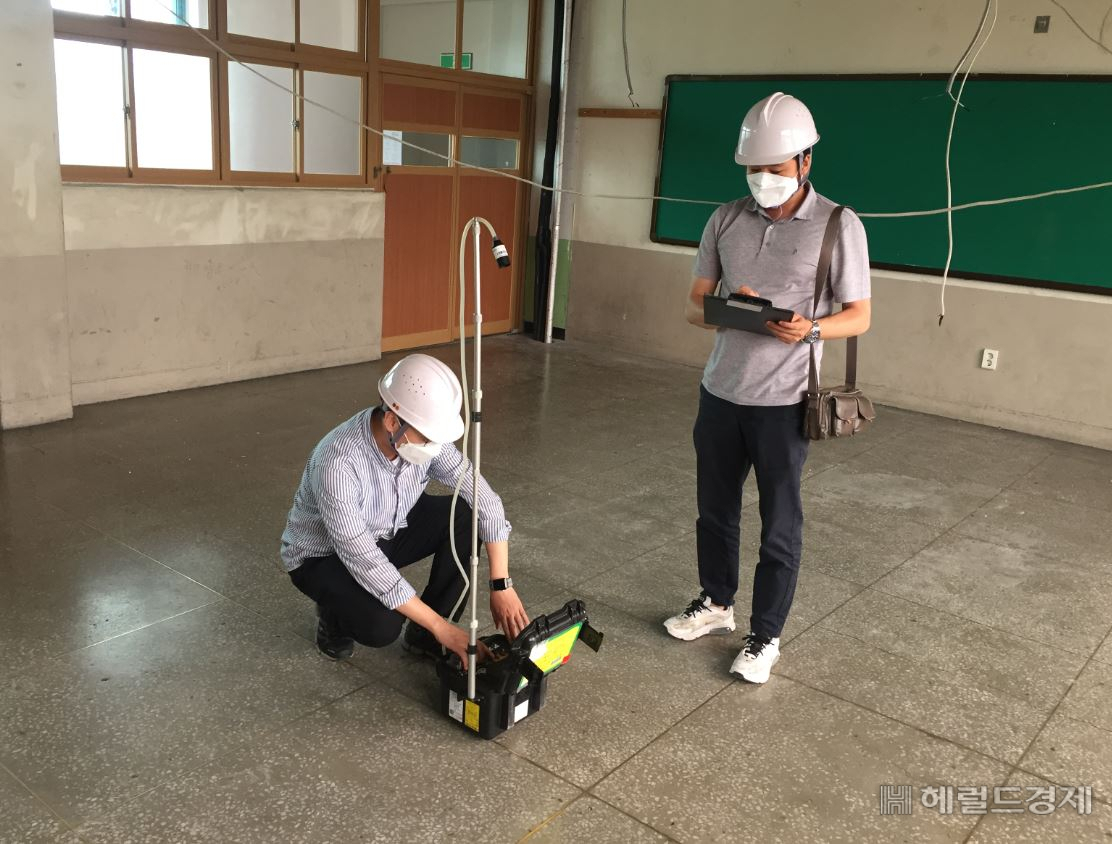 서울시 보건환경연구원 직원들이 학교에서 석면 검사를 할 시료를 채취하고 있다. [서울시 제공]