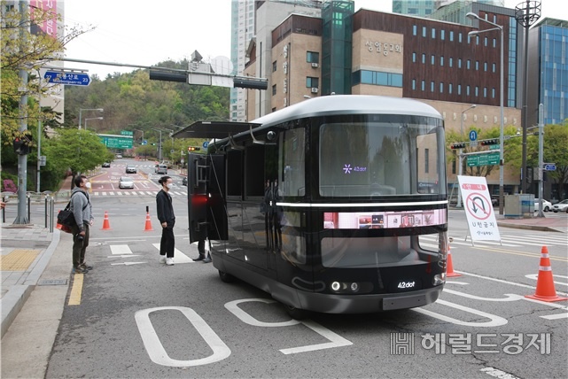 마포구 상암동 자율주행 시범지구에서 시범 운영 중인 자율주행 버스. [서울시 제공]