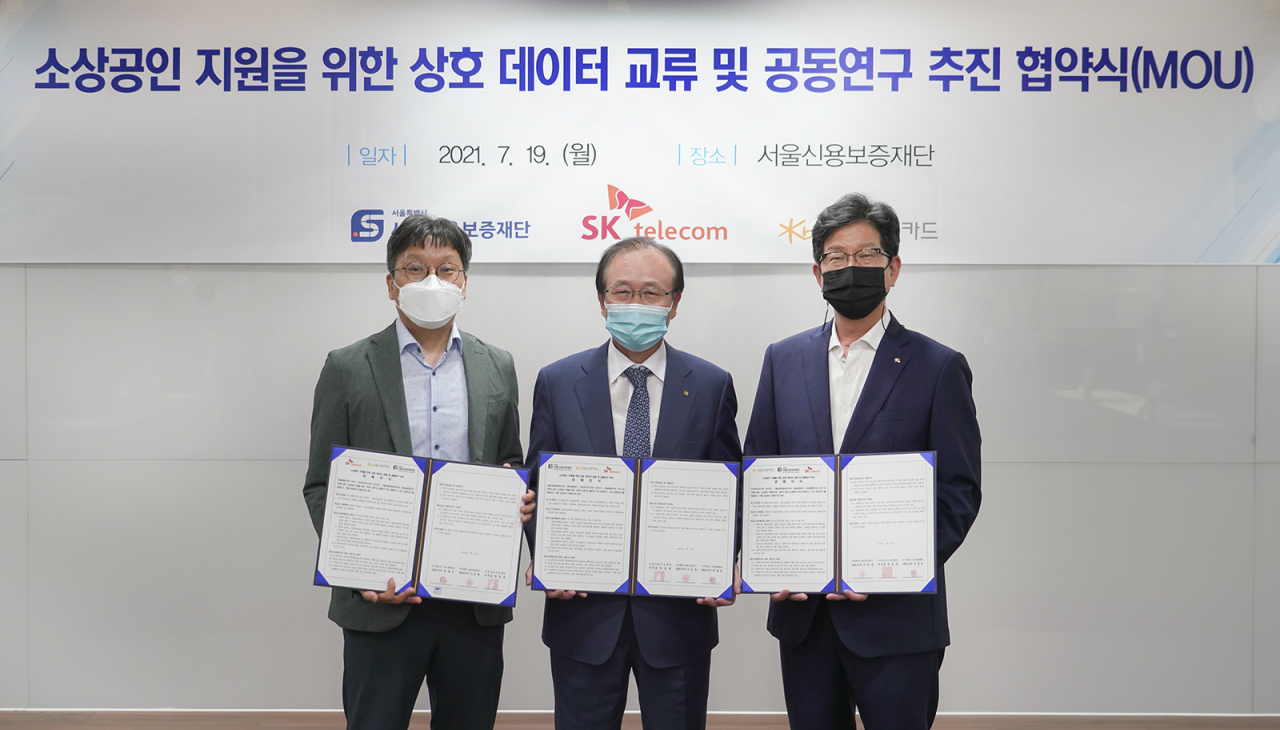 지난 19일 서울신용보증재단에서 가진 소상공인 지원을 위한 빅데이터 교류 업무 협약식에서 장홍성(왼쪽부터) SK텔레콤 광고데이터 CO(컴퍼니)장, 한종관 서울신용보증재단 이사장, 이해정 KB국민카드 플랫폼사업그룹장이 기념사진을 찍고있다. [SK텔레콤 제공]