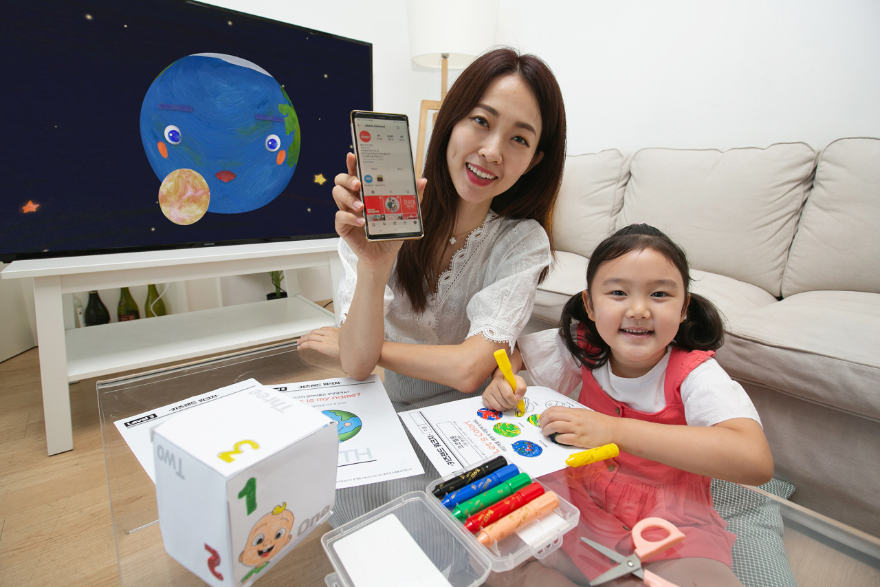 KT는 올레 tv 키즈랜드의 인스타그램 채널을 ‘키즈 맘빠 소통 커뮤니티’로 개편했다고 20일 밝혔다. 미디어를 활용한 놀이 교육법부터 유익한 육아 정보까지 집콕 육아에 고민이 많은 부모들에게 도움이 될 것으로 기대된다. 아이가 키즈랜드 콘텐츠를 이용 후 키즈랜드 인스타그램에서 제공된 워크지를 통해 놀이 학습을 하고 있다. [KT제공]