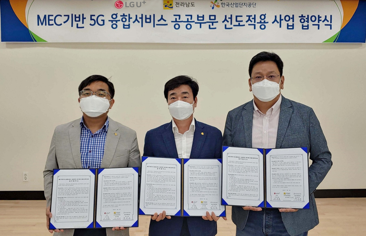 LG유플러스는 전남도청, 한국산업단지공단 전남지역본부와 함께 ‘MEC 기반 5G 융합서비스 공공부문 선도적용 사업 협약’을 체결했다고 20일 밝혔다. 업무협약식에 참석한 박진만(왼쪽부터) 한국산업단지공단 전남지역본부장, 손재형 전라남도청 스마트정보담당관, 서재용 LG유플러스 스마트인프라사업담당이 기념촬영을 하고 있다. [LG유플러스 제공]