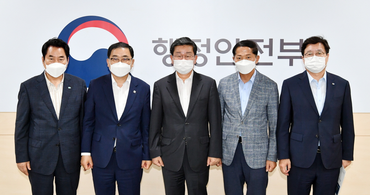 고양·수원·용인·창원 등 4개 특례시장 전해철(가운데) 행정안전부 장관 면담. [고양시]