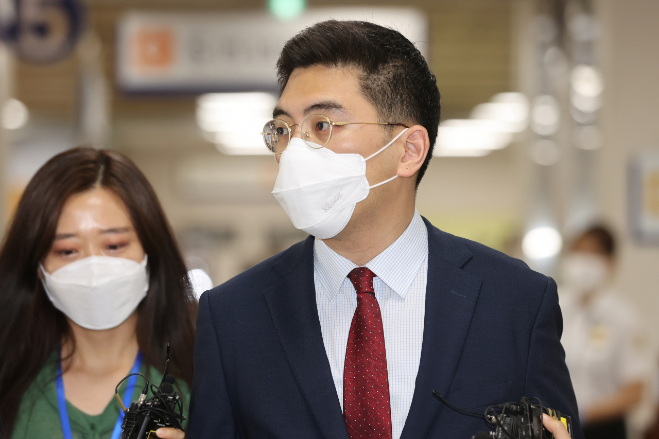 취재원에 대한 강요미수 혐의로 기소됐다가 무죄 선고를 받은 이동재 전 채널A 기자가 16일 오후 서울 서초구 중앙지법에서 열린 1심 선고 공판에 출석하고 있다. [연합]